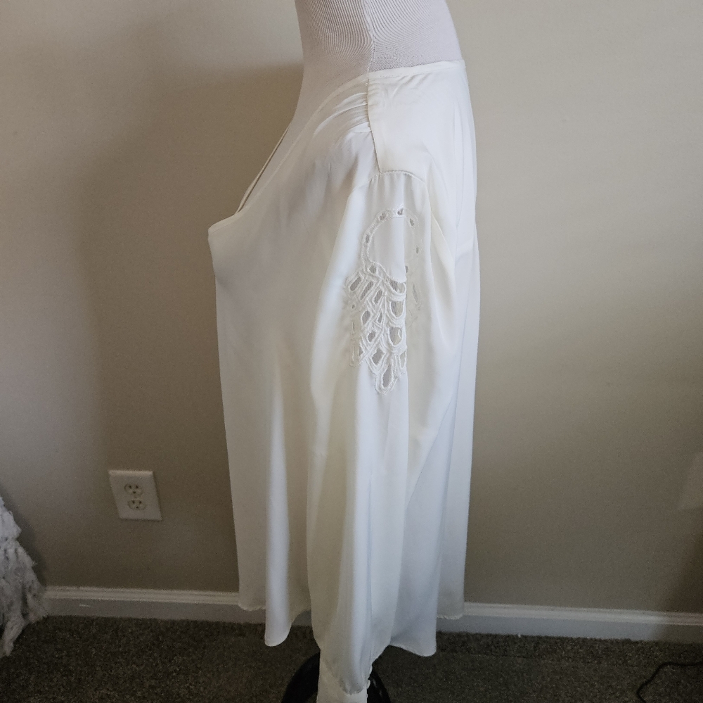 NWT Leigh Elegant White Women's Top With Lace accent Size XL. - Picture 13 of 14